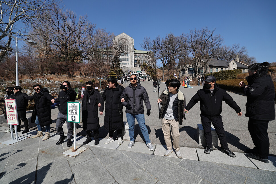 2025년 2월26일 신남성연대가 서울 서대문구 이화여대에서 열린 대통령 윤석열 탄핵 요구 집회 현장에 찾아가 학생들을 가로막았다. 신남성연대는 2024년 11월 동덕여대 남녀공학 전환 반대 집회에도 찾아가 학생들을 위협했다. 이종근 선임기자 root2@hani.co.kr