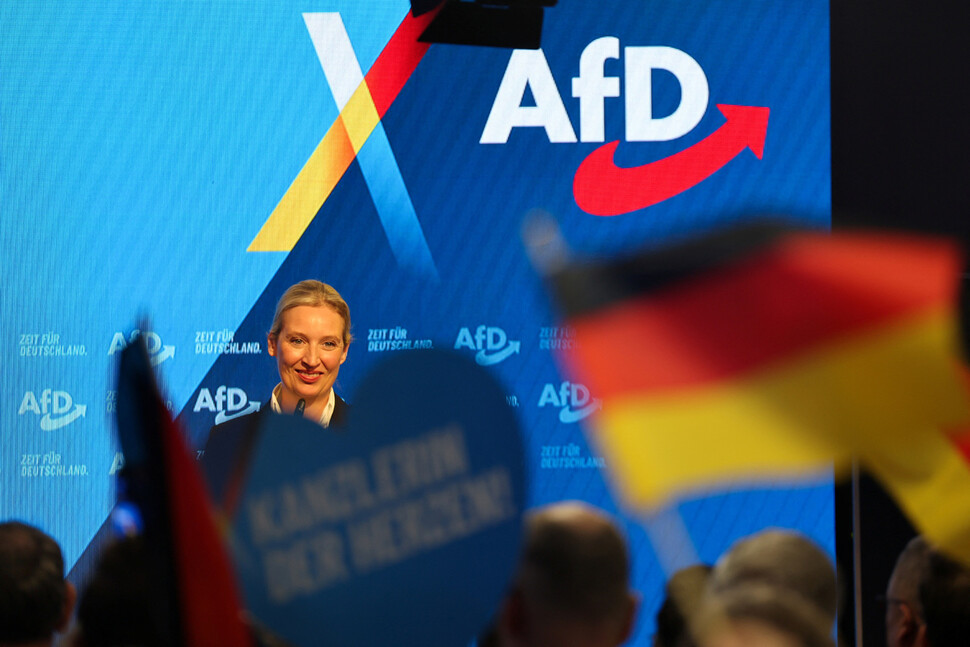 독일 극우 정당 ‘독일을 위한 대안’(AfD)의 알리스 바이델 대표가 2025년 2월23일 총선 출구조사 결과가 발표된 직후 베를린의 당사에서 환한 표정을 짓고 있다. REUTERS 연합뉴스