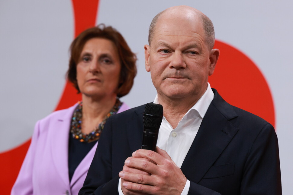 올라프 숄츠 독일 총리 겸 사회민주당(SPD) 대표가 2025년 2월23일 총선 출구조사가 발표되자 씁쓸한 표정을 짓고 있다. EPA 연합뉴스