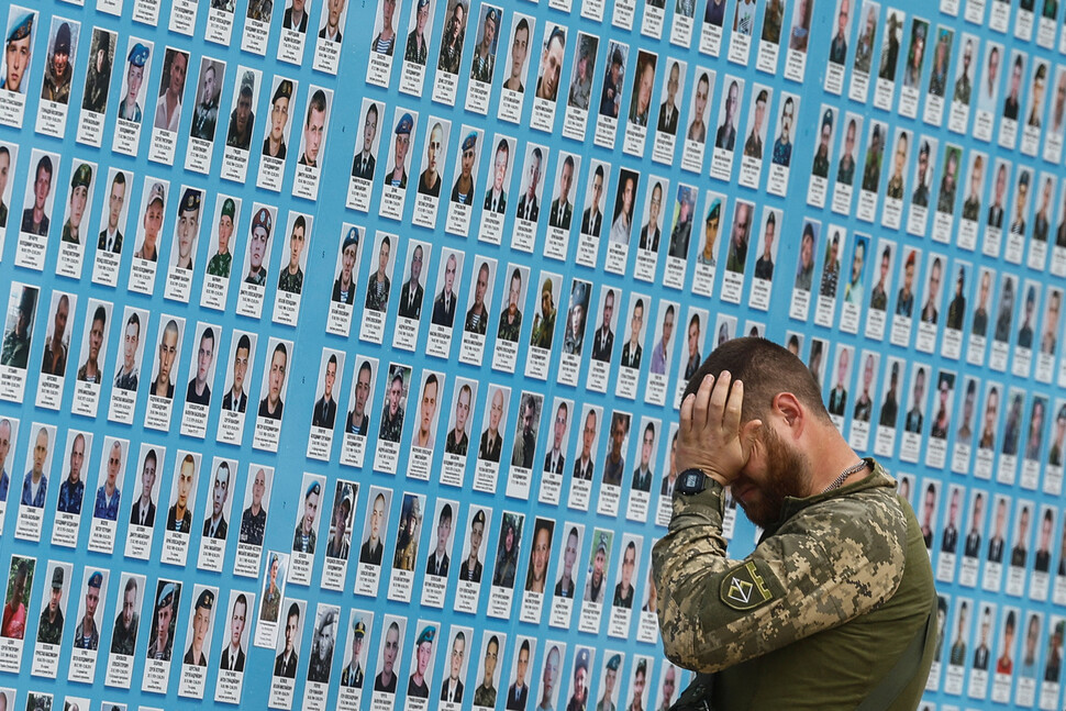 2023년 6월29일 우크라이나 병사가 러시아군이 공격을 퍼붓고 있는 수도 키이우의 전몰장병 추모의 벽 앞에서 눈물을 훔치고 있다.
