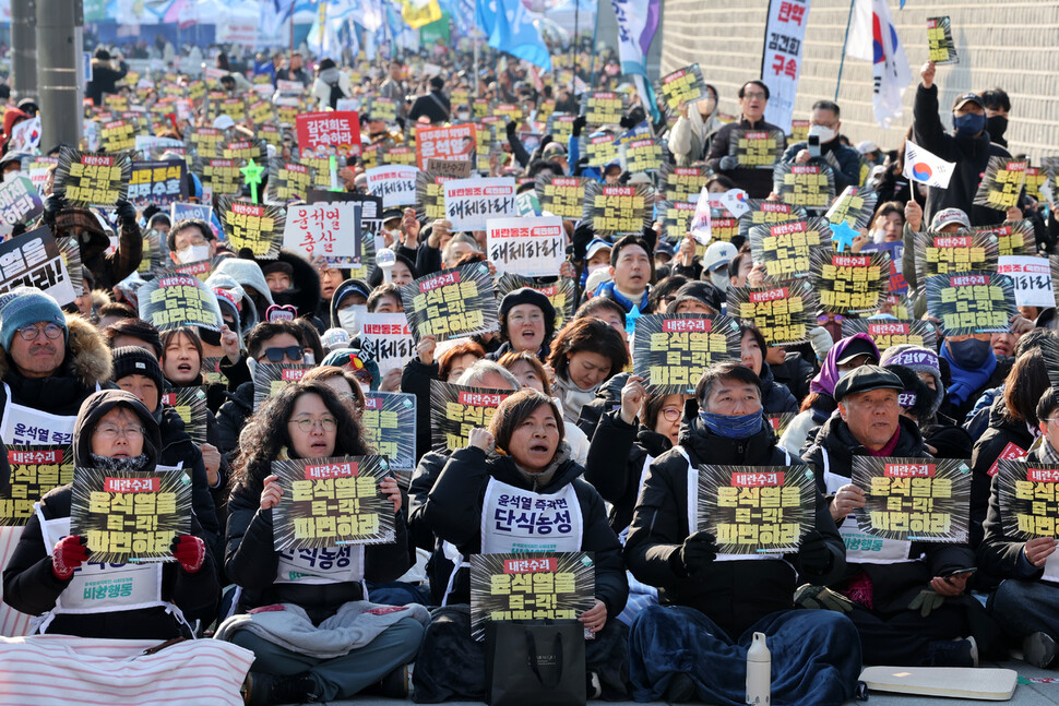 16일 오후 서울 종로구 광화문 일대에서 야 5당과 윤석열즉각퇴진·사회대개혁 비상행동 주최로 7차 ‘내란수괴 윤석열 즉각파면 매일 긴급집회’가 열려 시민들이 구호를 외치며 손팻말을 흔들고 있다. 김영원 기자 forever@hani.co.kr