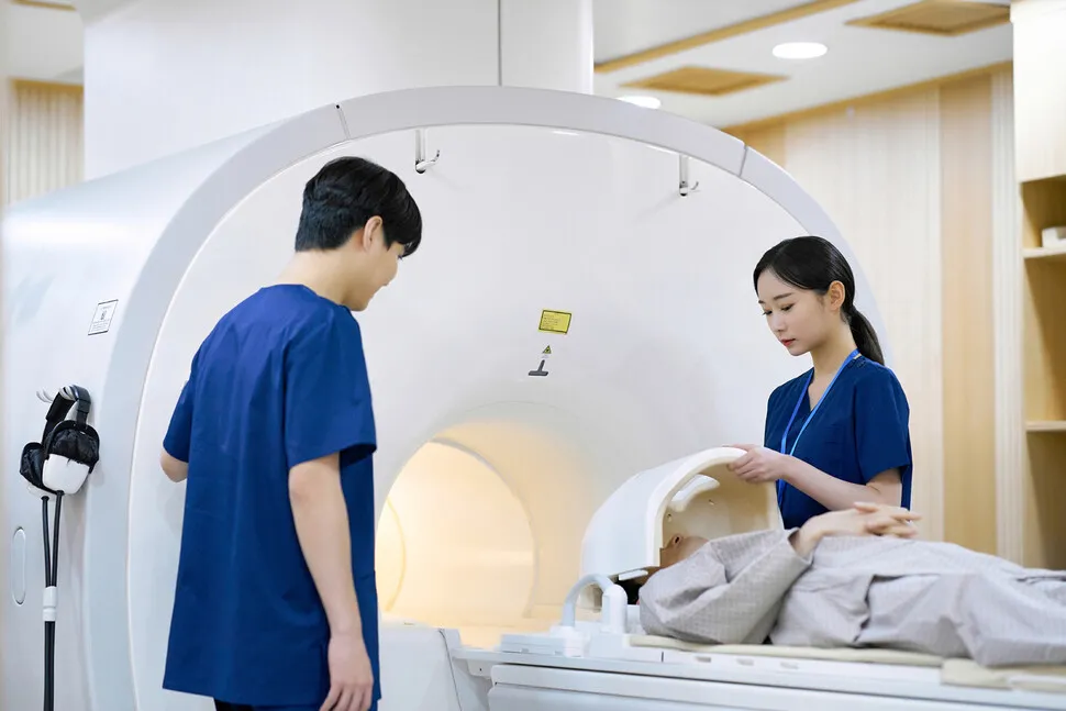 MRI 조영제 사용, 파킨슨병 위험 증가 가능성? 전문가들은 신중한 접근을 강조합니다