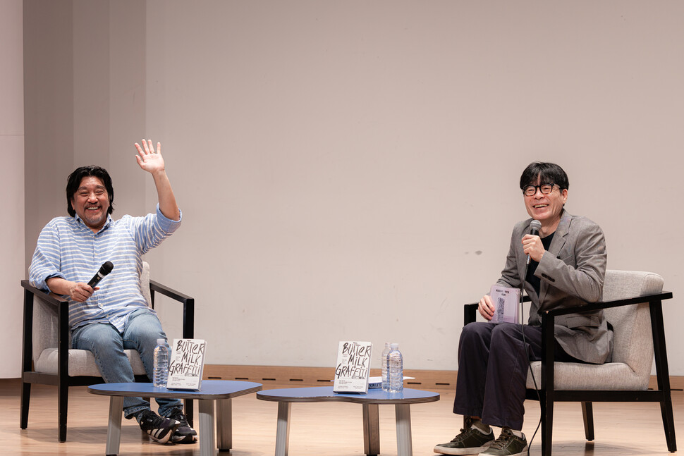 에드워드 리 셰프(왼쪽)와 박찬일 셰프. 두 사람 모두 영혼을 위로하는 소박한 음식을 사랑하며 그 음식을 만드는 사람 이야기를 기록하는 공통점이 있다. 위즈덤하우스 제공