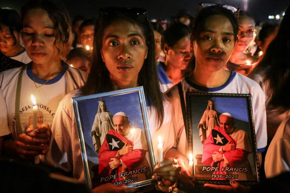 2025년 4월26일 동티모르 수도 딜리에서 열린 교황 프란치스코 애도미사에 참석한 신자들이 촛불을 밝히고 있다. AFP 연합뉴스