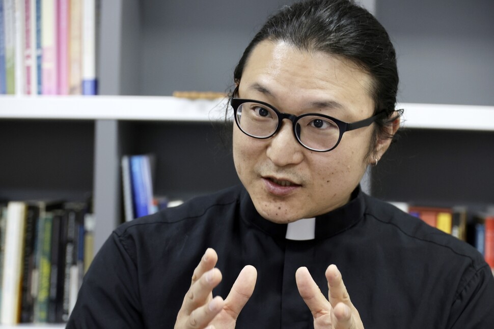 퀴어문화축제에서 성소수자를 축복한 일로 기독교대한감리회로부터 정직 2년의 벌칙을 받았던 이동환 목사가 2025년 4월28일 한겨레21과 인터뷰하고 있다. 김명진 기자 littleprince@hani.co.kr