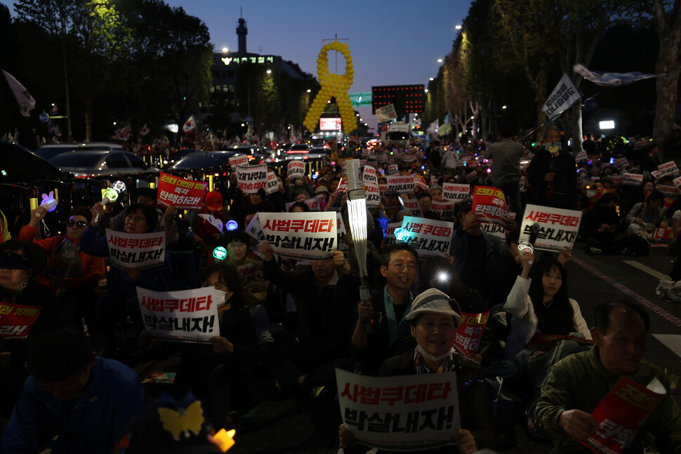 ‘민주정부건설 내란세력청산 촛불대행진’이 2025년 5월7일 저녁 서울 서초구 대법원 옆 도로에서 열려 참석자들이 손팻말과 응원봉을 든 채 구호를 외치고 있다.
