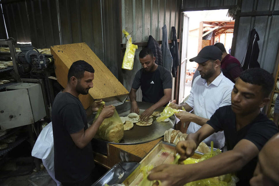 22일(현지시각) 세계식량계획(WFP)는 가자 중부 다이르 발라흐의 빵집에 한 달 여만에 밀가루를 제공하고 있다. 다이르발라흐/AP 연합뉴스