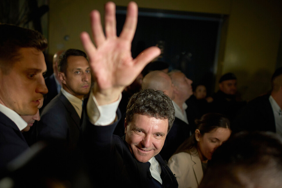 2025년 5월19일 새벽 루마니아 수도 부쿠레슈티에서 전날 치른 대선 결선투표 개표 결과 당선이 확정된 니쿠쇼르 단 후보가 지지자들에게 손을 들어 보이고 있다. AP 연합뉴스