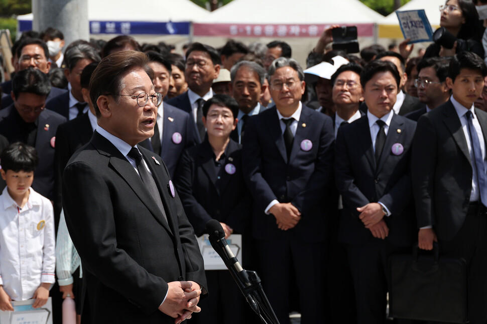 2025년 5월18일 더불어민주당 이재명 대선 후보가 광주광역시 북구 국립 5·18민주묘지에서 자신이 이날 발표한 개헌 방안에 대한 질문에 답변하고 있다. 연합뉴스