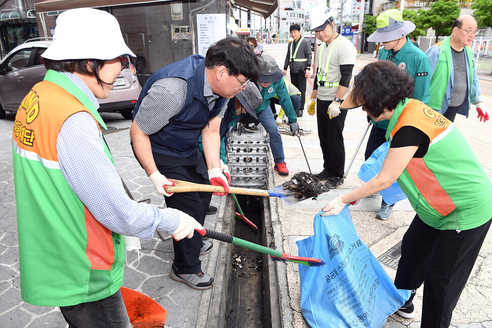 동래구는 매년 장마철과 집중호우를 앞두고 빗물받이와 배수로 청소를 집중적으로 실시한다. 사진은 지난 5월21일 동래구 청소하는 날 행사 때 빗물받이 뚜껑을 열고 쓰레기를 치고 있는 온천1동 주민과 직원들의 모습. 동래구청 제공