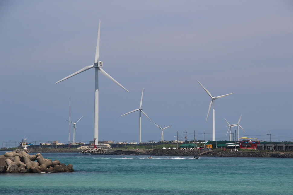 새 정부가 해야 할 주요 과제 중엔 녹색 전환도 포함돼 있다. 국내의 대표적 에너지 전환 사업 지역인 제주도 가파도의 풍력 발전기. 김규원 선임기자.