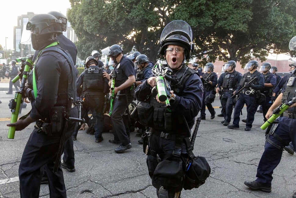 2025년 6월9일 미국 캘리포니아주 로스앤젤레스에서 비살상용 무기로 무장한 경찰이 시위 진압 작전을 벌이고 있다. AFP 연합뉴스