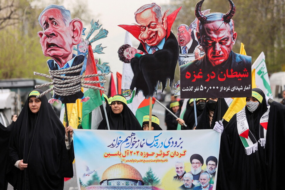 2025년 3월28일 금식월 라마단의 마지막 금요일이자 팔레스타인에 대한 연대와 이스라엘의 점령에 저항하는 ‘알쿠드스의 날’을 맞아 이란 수도 테헤란에서 시민들이 거리시위를 벌이고 있다. REUTERS 연합뉴스