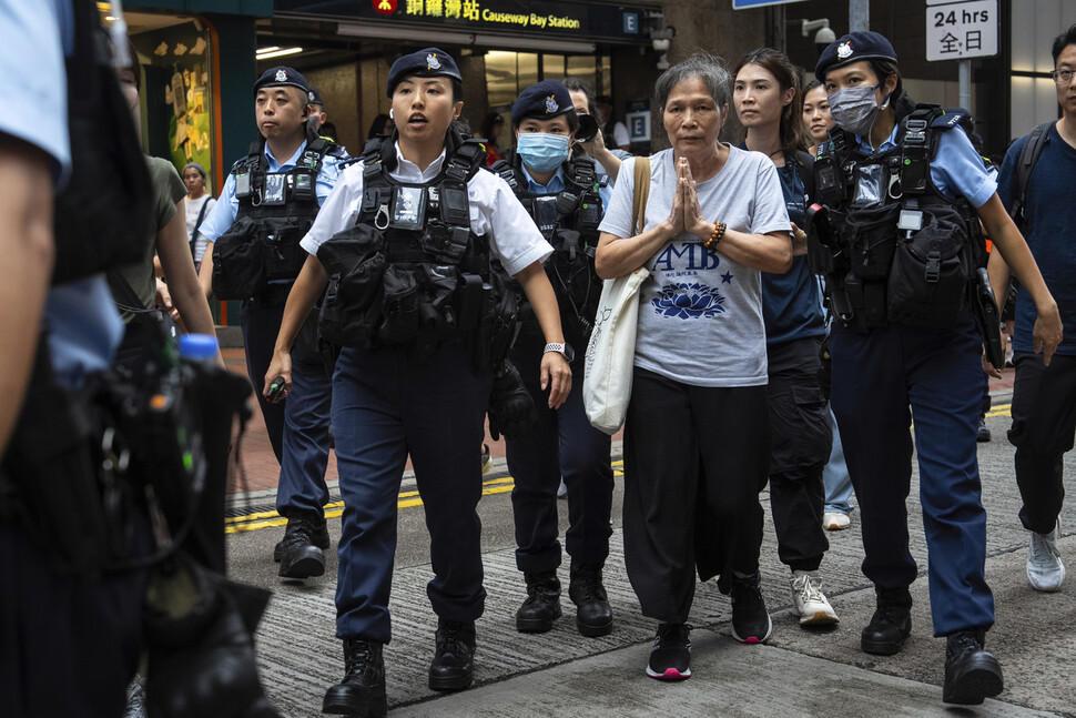 2025년 6월4일 홍콩 시내에서 열릴 예정이던 천안문(톈안먼) 사태 36주기 추모 집회에 참석하려다 경찰에 연행되는 활동가. 1990년부터 홍콩에서 매년 열리던 천안문 사태 추모 집회는 2020년 국가보안법이 제정되면서 금지됐다. 홍콩 경찰은 이날 집회 예상 지역에서 행인들을 검문해 집회 참가자들을 체포, 연행했다. AP 연합뉴스