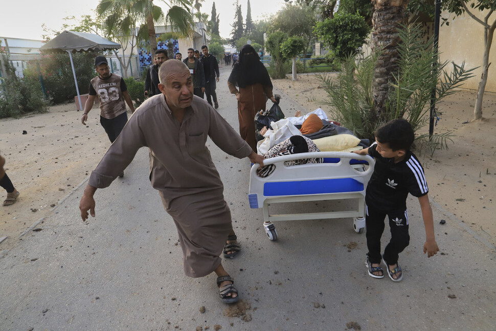 2025년 5월13일 이스라엘군이 팔레스타인 땅 가자지구 남부 칸유니스의 유럽가자병원을 공습한 직후 가족들이 환자를 대피시키고 있다. AP 연합뉴스