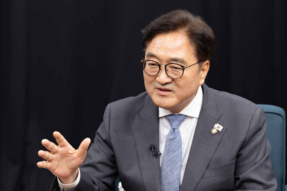 우원식 국회의장이 2025년 6월24일 한겨레신문사 스튜디오에서 한겨레21과 인터뷰를 하고 있다. 박승화 기자 eyeshoot@hani.co.kr