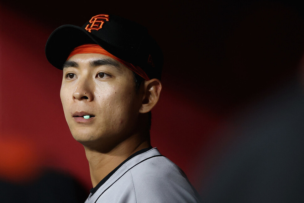 San Francisco Giants Lee Jung -hu is watching the game in the Dugout without playing in the 2025 US Major League (MLB) Arizona Diamondbacks at the Phoenix Chase Field in Arizona, USA. Arizona/AFP Yonhap News