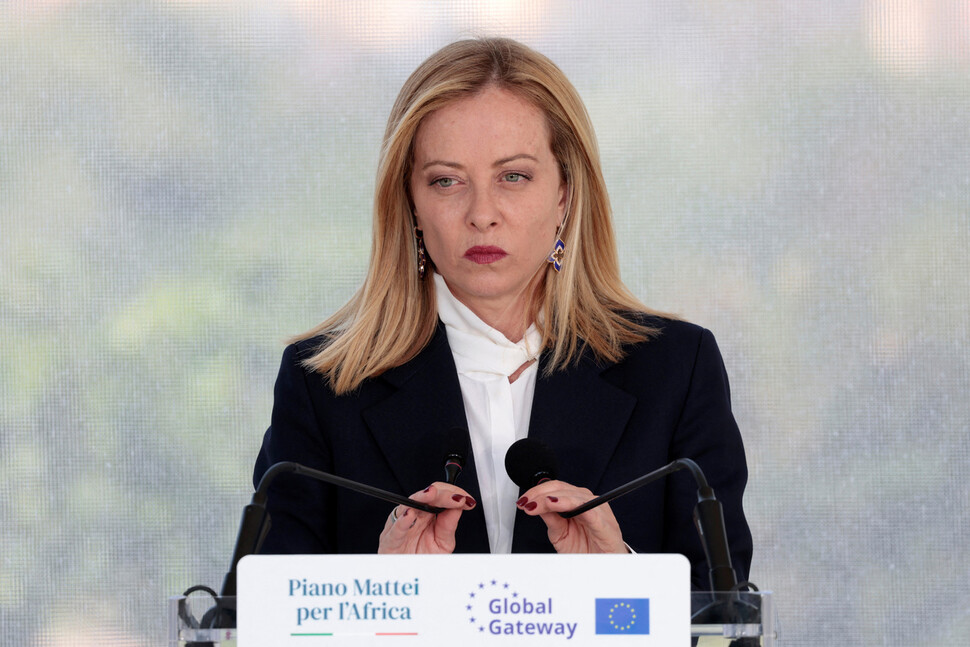 ‘우파 포퓰리즘’ 정치인으로 분류되는 이탈리아 총리 조르자 멜로니가 2025년 6월20일 이탈리아 로마 빌라 도리아 팜필리에서 열린 ‘아프리카를 위한 마테이 플랜과 글로벌 게이트웨이: 아프리카 대륙과의 공동 노력’ 정상회의 종료 후, 유럽연합 집행위원장 우르술라 폰 데어 라이엔, 아프리카연합위원회(AUC) 의장 마흐무드 알리 유수프와 함께 공동 성명을 발표하며 연설하고 있다. REUTERS