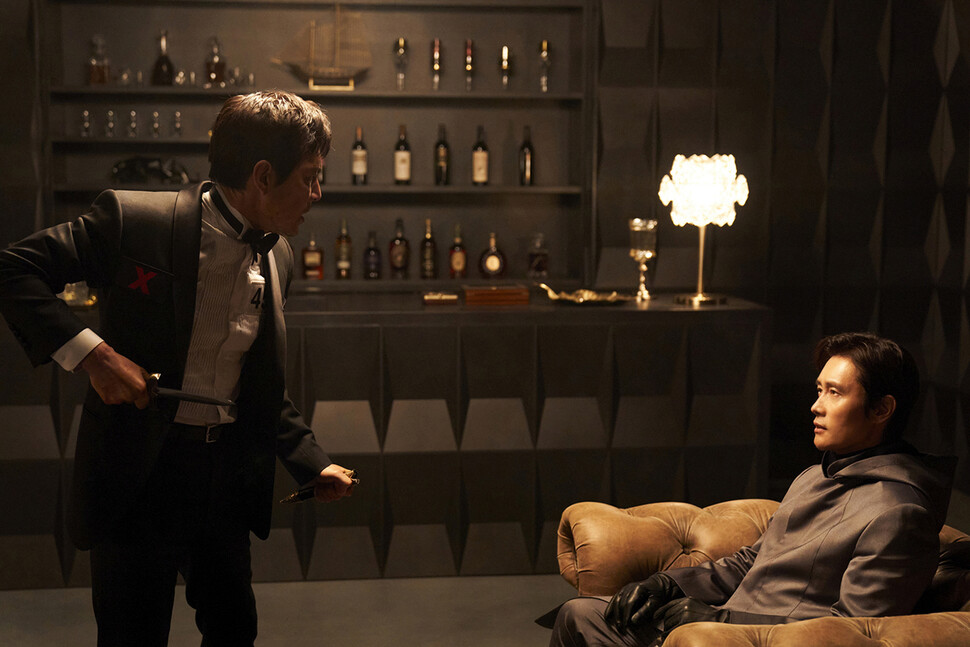 인호(이병헌 분)가 기훈 앞에서 가면을 벗고 자신의 정체를 밝히는 장면. 넷플릭스 제공