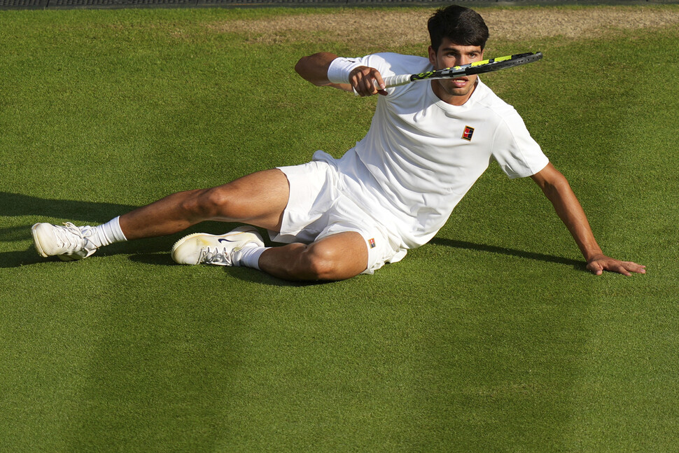 Carlos Alcaras (Spain) is receiving shots from Yannick Shinner (Italy) in the Wimbledon men's singles finals held in All England Club in London, England on the 13th (local time). London/AP Yonhap News