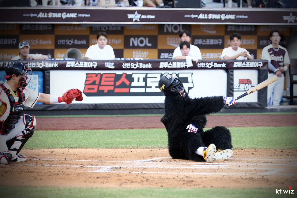 Katie Wiz Ahn Hyun -min is wearing a gorilla costume in the first at -bat at the 2025 KBO League All -Star Game held at Hanwha Life Ball Park on December 12. Ahn Hyun -min retired to the first baseman foul. Provided by Katie Wiz