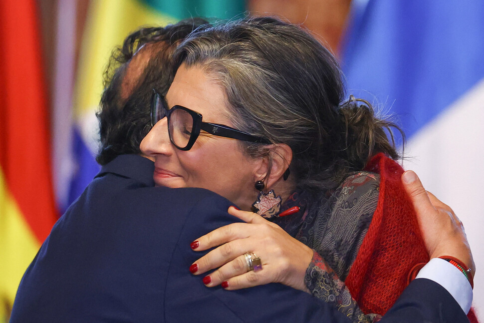 프란체스카 알바네세(오른쪽) 유엔 점령지 팔레스타인 인권 특별보고관이 2025년 7월16일 콜롬비아 수도 보고타에서 열린 ‘헤이그 그룹 긴급회의’ 폐막 직후 구스타보 페트로 콜롬비아 대통령을 얼싸안고 있다. REUTERS 연합뉴스