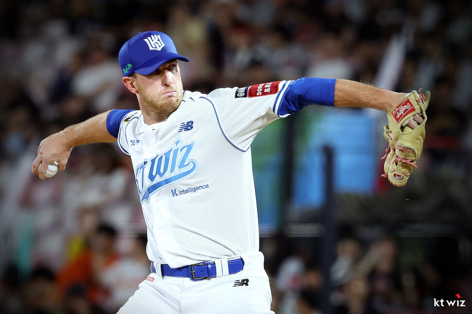 Katie Wiz Patrick Murphy is throwing the ball in the middle of the game with the 2025 KBO League Hanwha Eagles held at Suwon Katie Wiz Park on the 18th. Provided by Katie Wiz
