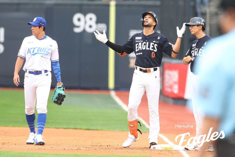 Hanwha Eagles Lewis Riverato (right) is doing a ceremony after hitting the 2025 KBO League Katie Wiz held at Suwon Katie Wiz Park on the 19th. Riverato hit three hits (four at -bats) on the day of a regular contract. Hanwha Eagles provided