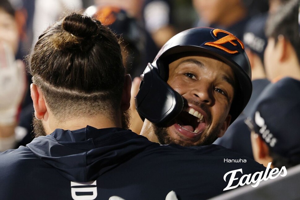 Hanwha Eagles Lewis Riverato is hugging with a teammate Cody Phone in the Dugout after the 2025 KBO League Katie Wiz held at Suwon Katie Wiz Park on the 20th. Hanwha Eagles provided