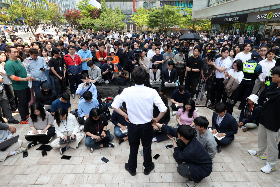 2025년 5월29일 경기 성남시 분당구 판교테크노벨리에서 유세 중인 이준석 개혁신당 대통령 후보를 시민들이 지켜보고 있다. 한겨레 김영원 기자 forever@hani.co.kr