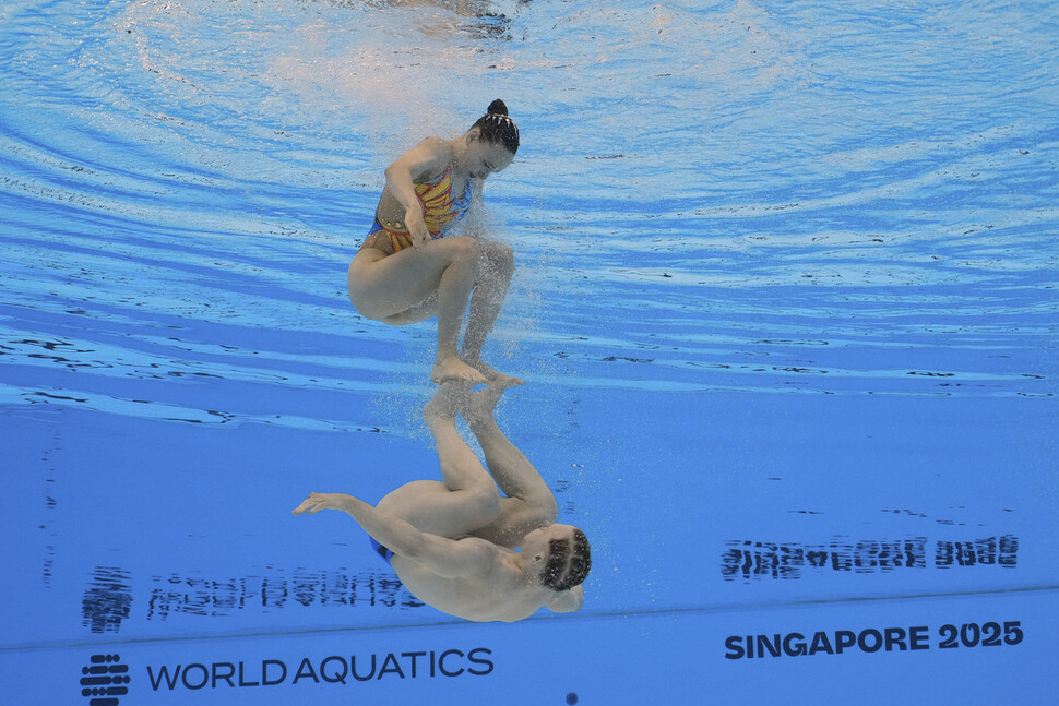 Germany's Maria Denisov and Frit Jaf Ziel are acting in the world swimming championship artistic swimming mixed duet free finals in Singapore on the 25th (local time). Singapore/AP Yonhap News