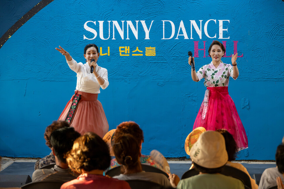 백두한라예술단 소속 가수들이 ‘SUNNY DANCE HALL’(서니 댄스홀)이라고 쓰인 무대에서 공연하고 있다.