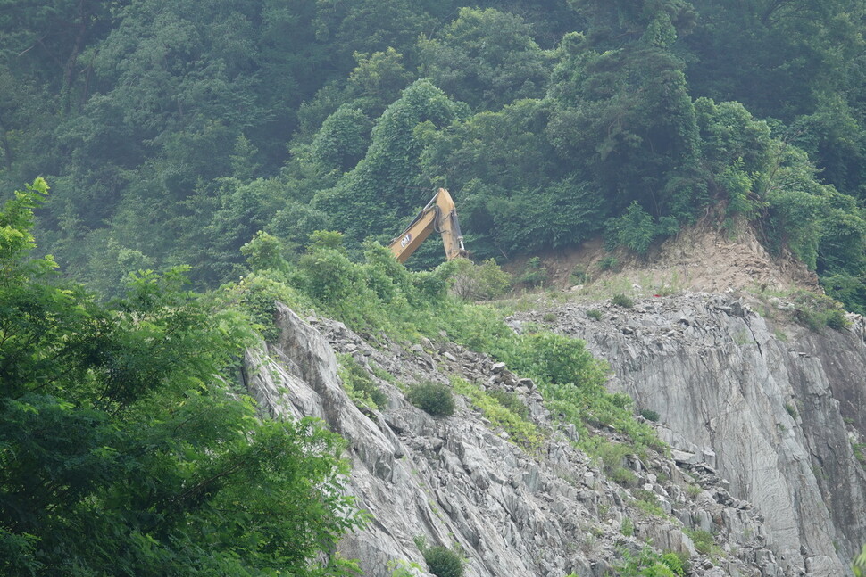 2025년 7월24일 전북 정읍시 옹동면 상두산에 석산개발업체가 굴착기로 산을 파고 있다. 김양진 기자
