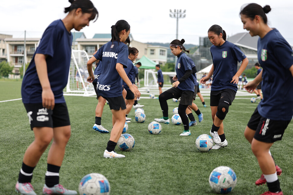 2025년 8월7일 오전 사쿠요 학원 고등학교 여자 축구부 학생들이 훈련을 하고 있다. 오카야마=종근 선임기자