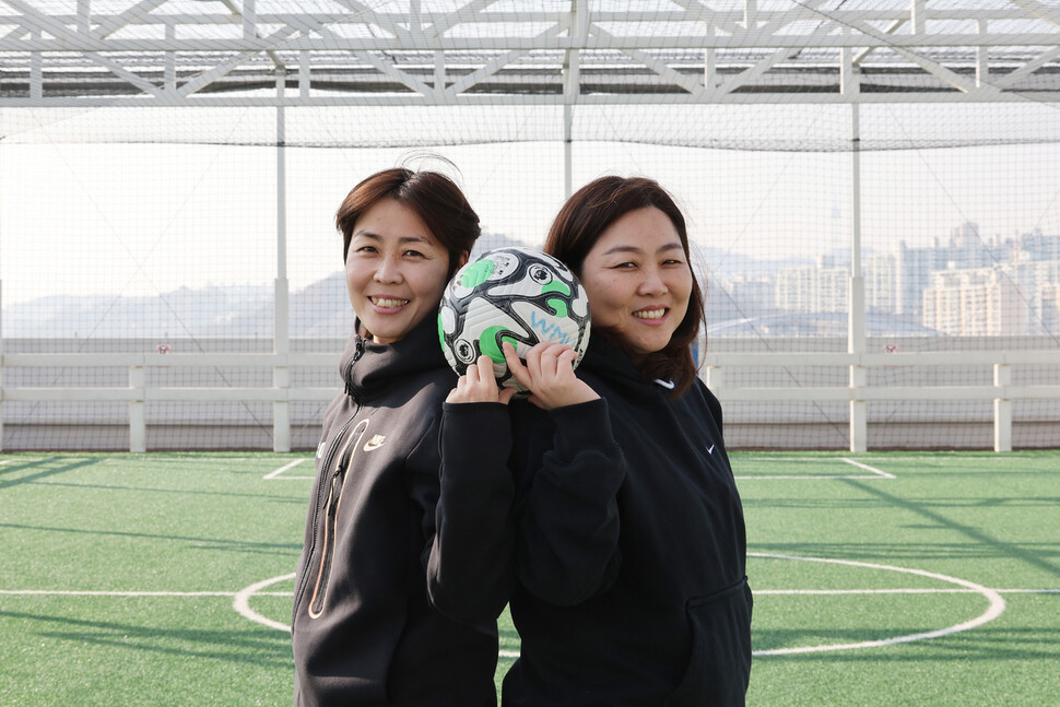 사회적기업 ‘위밋업스포츠’의 신혜미(오른쪽)·양수안나 대표가 2024년 2월8일 서울 광진구의 한 풋살장에서 포즈를 취하고 있다. 신소영 기자 viator@hani.co.kr