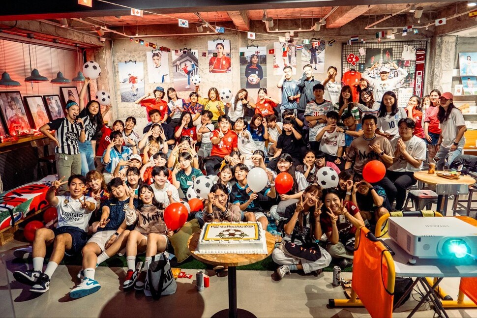 너티FC가 2023년 8월20일 당시 국제축구연맹(FIFA) 여자월드컵 스페인과 잉글랜드의 결승전을 시청한 뒤 단체 사진을 찍고 있다. 너티FC 제공