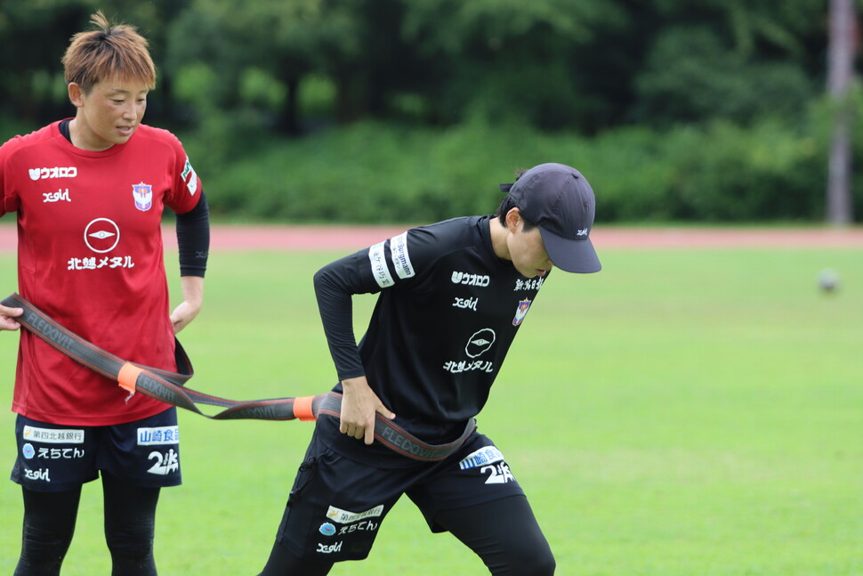 2025년 8월6일 팀 훈련을 마친 뒤 개인 훈련을 돕고 있는 목선정 알비렉스 니가타 레이디스 코치. 알비렉스 니가타 레이디스 제공