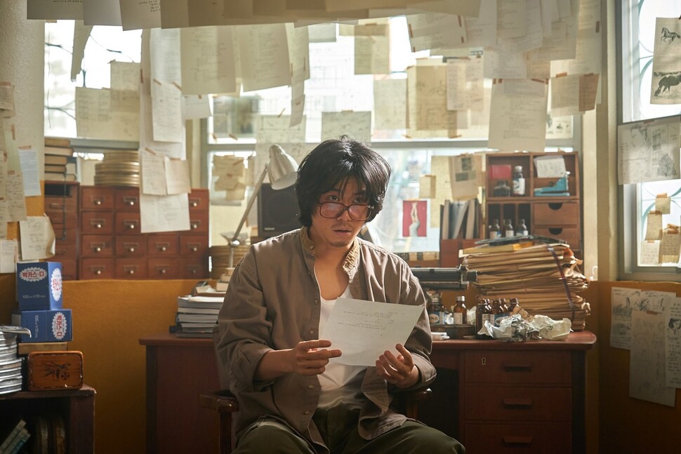 드라마 ‘애마’에서 영화 ‘애마부인’ 연출을 맡은 곽인우 감독. 남성 관점을 벗어나지 못하는 영화 속 섹스 판타지는 “강제로 범해지기를 바라는 여자 사람이라는 건 존재하지 않아”라는 정희란의 말을 통해 교정된다. 넷플릭스 제공