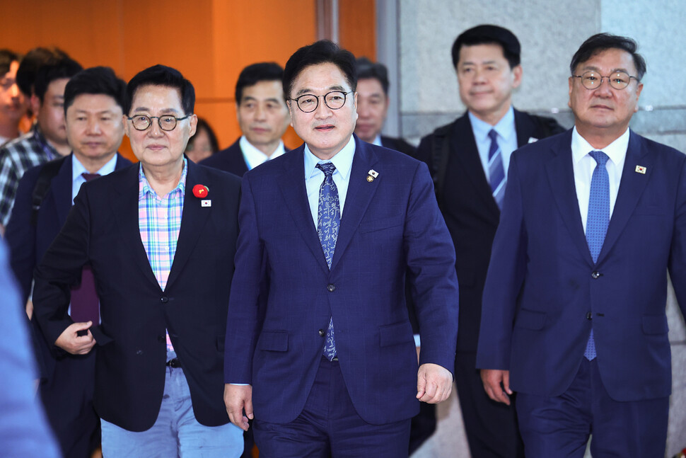 중국 전승절 행사장 박지원과 김정은 경호원들