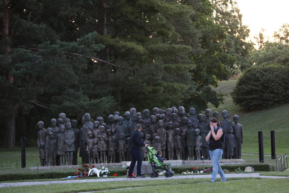 남편과 함께 유아차를 끌고 온 한 여성이 아이들 동상을 모두 살펴보지도 못한 채 돌아서서 눈물을 훔치고 있다.