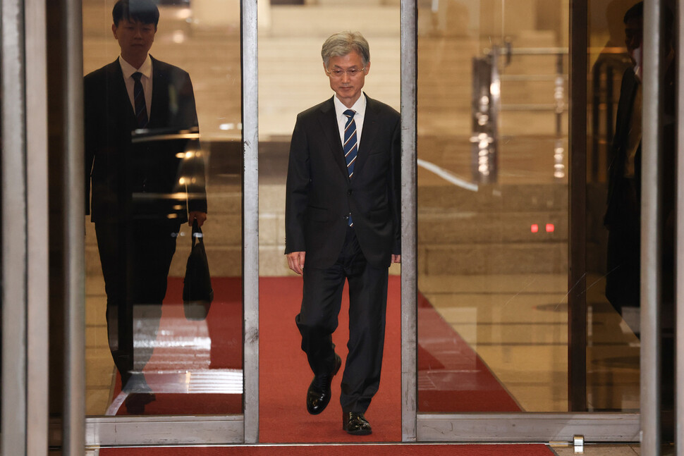 조희대 대법원장이 2025년 9월17일 저녁 서울 서초동 대법원에서 퇴근하고 있다. 한겨레 김영원 기자 forever@hani.co.kr