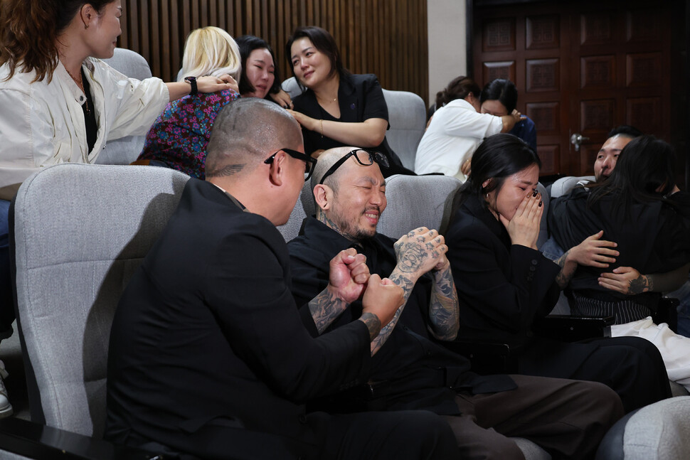 2025년 9월25일 서울 영등포구 국회 본회의장에서 문신사법안이 가결되자 본회의장 방청석에 있던 문신사들이 기뻐하고 있다. 연합뉴스