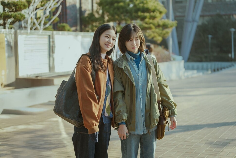 대학생이 되어 다시 만난 은중과 상연. 넷플릭스 제공