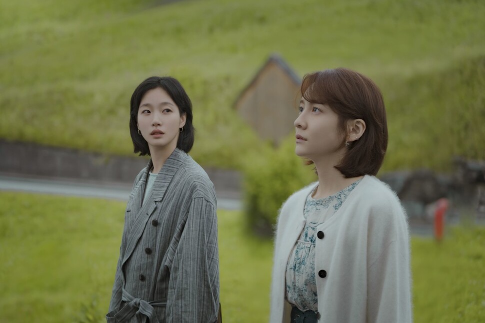 상연은 스위스에서 안락사를 선택하고 은중은 그 길에 동행한다. 넷플릭스 제공