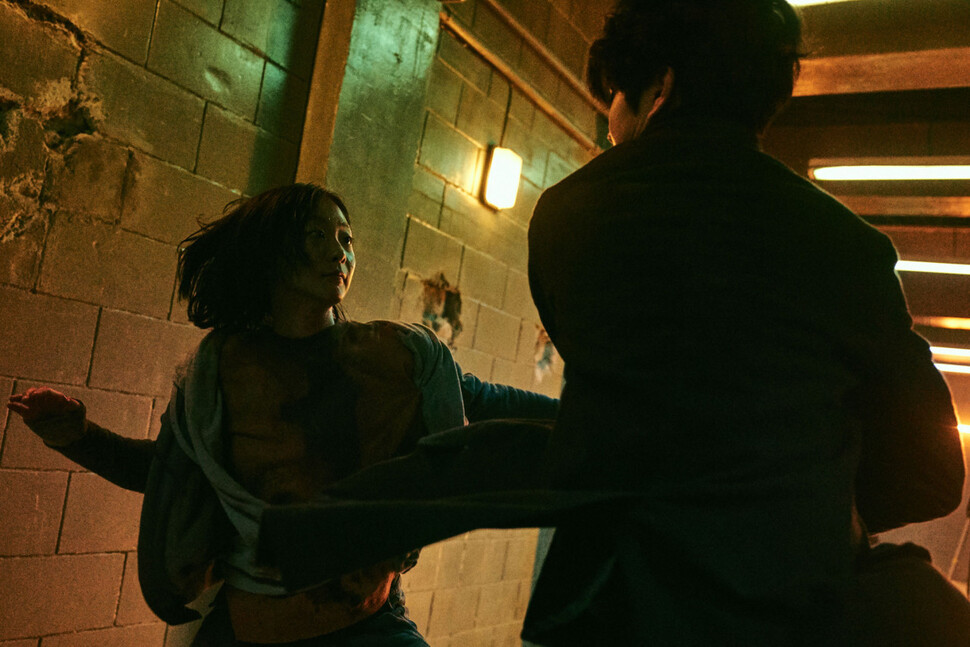 영화 ‘마녀’에서 뛰어난 두뇌와 ‘넘사벽’ 신체 능력을 가진 존재로 나오는 구자윤(왼쪽)과 둔재 콤플렉스에 사로잡힌 인물로 나오는 귀공자. 네이버 영화 갈무리.