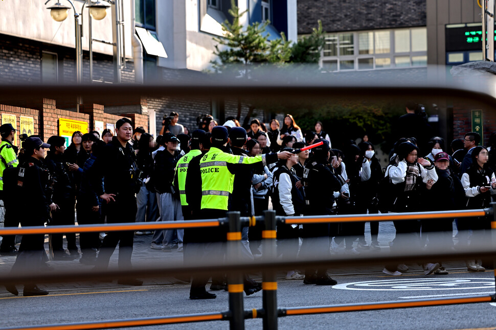 2025년 10월29일 오후 서울 강북의 한 고등학교 앞에서 수업을 마친 학생들이 극우단체의 시위 예고로 경찰의 보호를 받으며 하교하고 있다.