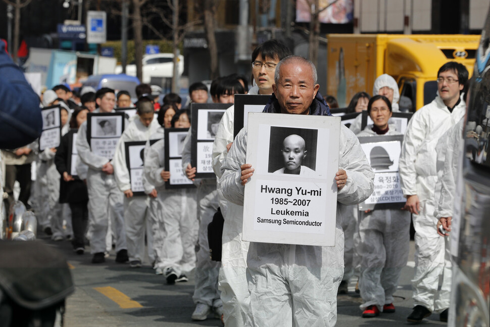 삼성 반도체 공장에서 일하다 백혈병으로 숨지면서 반도체 공정의 직업병 논란을 세상에 처음 알린 황유미씨의 11주기인 2018년 3월6일 삼성 산재사망 노동자 추모의 날 행진에 참가한 이들이 서울 용산구 한남동 리움미술관을 출발해 서초동 삼성전자 앞 반올림 농성장으로 향하고 있다. 맨 앞은 황유미씨의 아버지 황상기씨. 한겨레 이정아 기자 leej@hani.co.kr