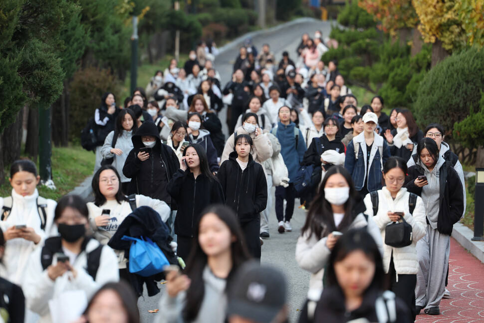 2026학년도 대학수학능력시험일인 13일 오후 서울 마포구 서울여자고등학교에서 수험생들이 시험을 마치고 교문 밖으로 나오고 있다. 김혜윤 기자 unique@hani.co.kr