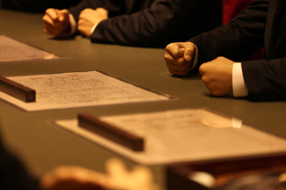 끝까지 조약 동의를 거부한 한규설 참정대신(왼쪽) 등이 주먹을 불끈 쥐고 있다. 결국 그는 중명전 마루방에 감금됐다.