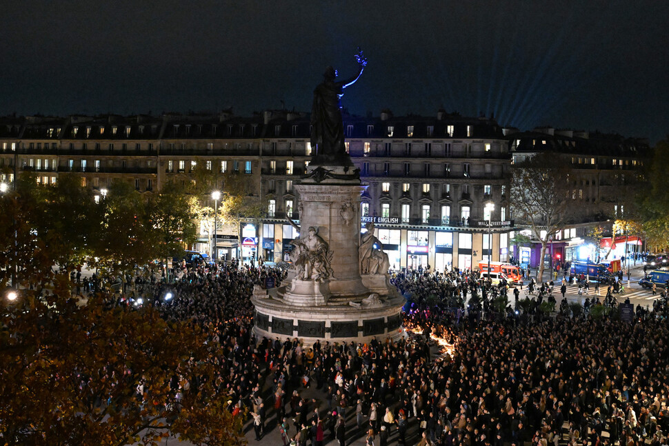 파리 시민들이 13일(현지시각) 프랑스 파리 도심 레퓌블리크(공화국) 광장에서 열린 파리 테러 10주기 추모 행사에 참여하고 있다. 파리/AP 연합뉴스